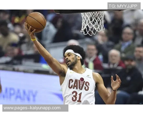 阿伦上半场表现抢眼独得双位数得分助力全队奋战篮下