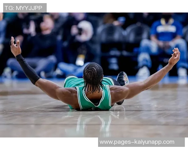 杰伦布朗称赞安芬尼西蒙斯全心投入球队毫无怨言展现职业精神 杰伦布朗称赞安芬尼西蒙斯全心投入球队毫无怨言展现职业精神