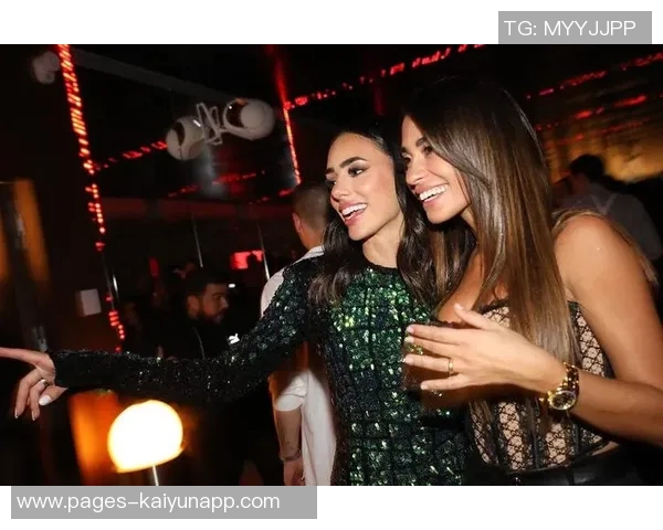 内马尔携家人共度甜蜜时光演唱会现场与女友亲密互动引热议