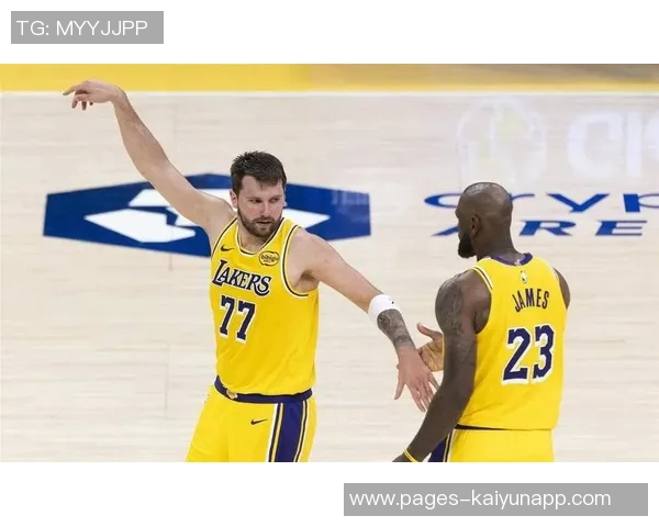 詹姆斯回应最后时刻技犯罚球东契奇罚我也没意见但我已走向罚球线